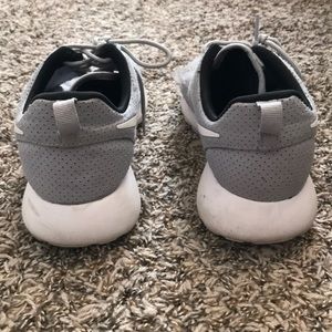 light gray nike roshes
